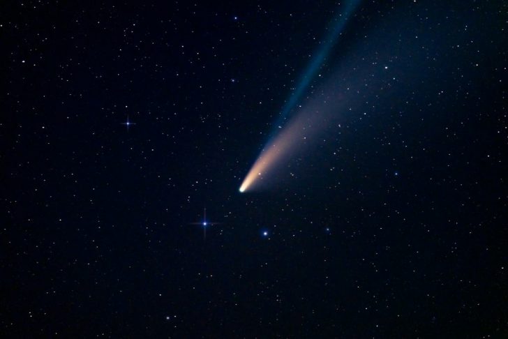 What does a comet look like?